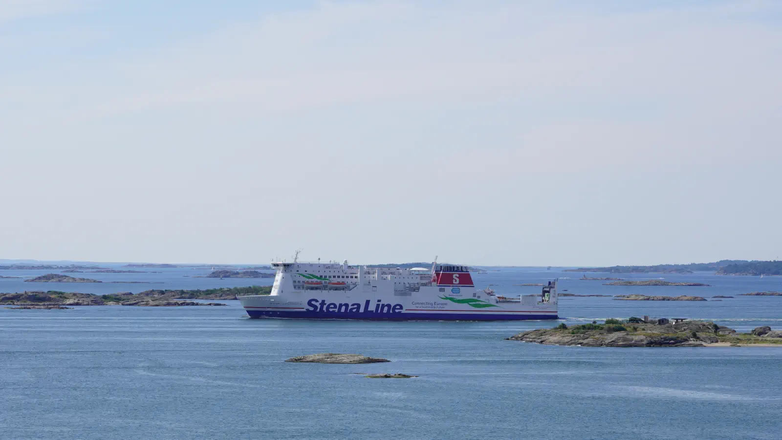 La Stena Jutlandica raggiunge l'arcipelago al largo di Göteborg prima di entrare in porto.