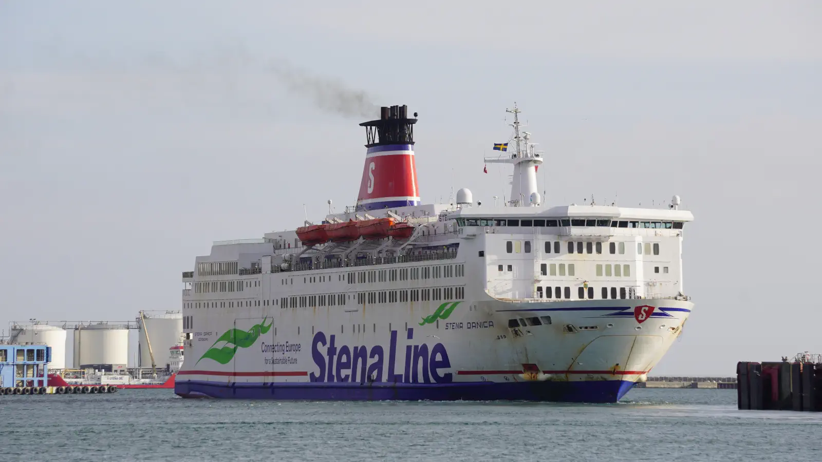 Traghetto Stena Line La Stena Danica della compagnia di navigazione parte dal porto danese di Frederikshavn e fa rotta verso Göteborg, in Svezia.