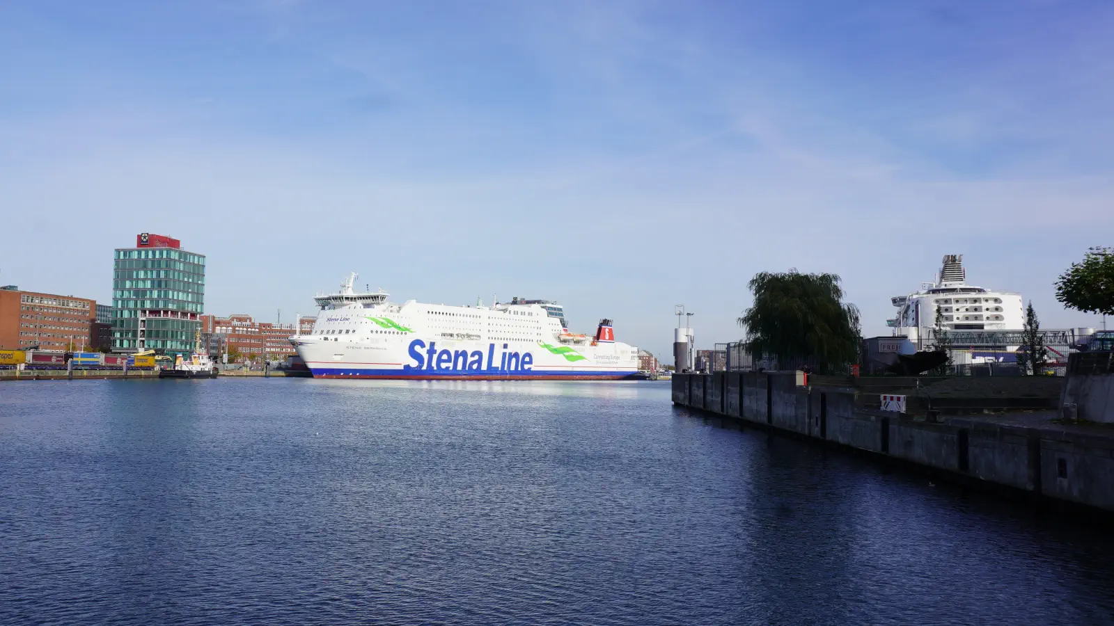 Traghetto Stena Line KielLa Stena Germanica è ormeggiata alla Schwedenkai, poco prima della partenza per Göteborg.