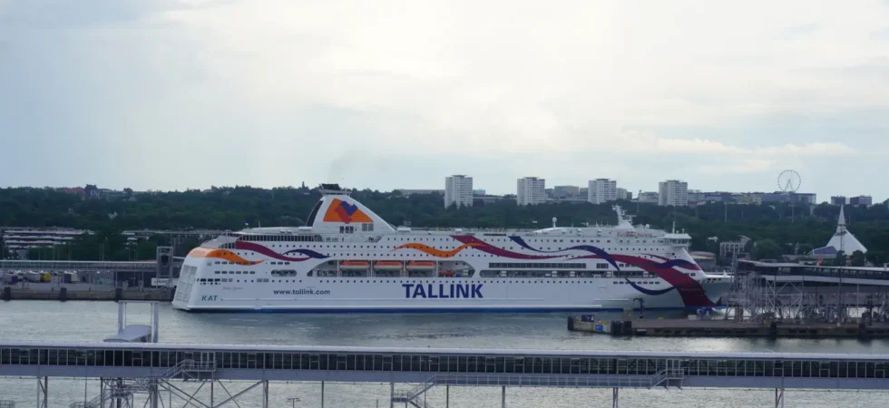 Traghetto La Tallink Baltic Queen nel porto di Tallinn.