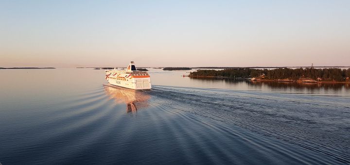 Traghetto La Baltic Queen di Tallink Silja in viaggio attraverso l'arcipelago al largo di Stoccolma.