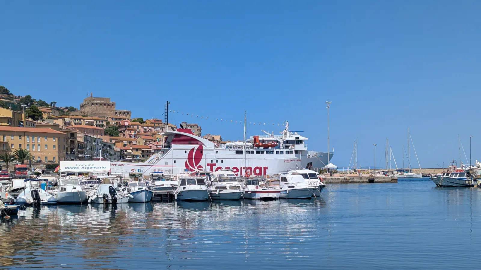 Die Fähre Giuseppe Rum im Hafen von Porto Santo Stefano vor der Abfahrt zur Insel Giglio.