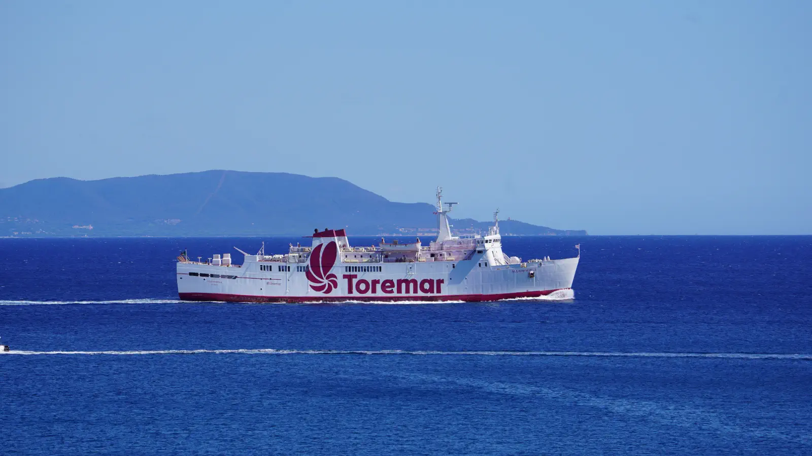 Il Traghetto Marmorica di Toremar viaggia tra Piombino e Portoferraio a Isola d'Elba.