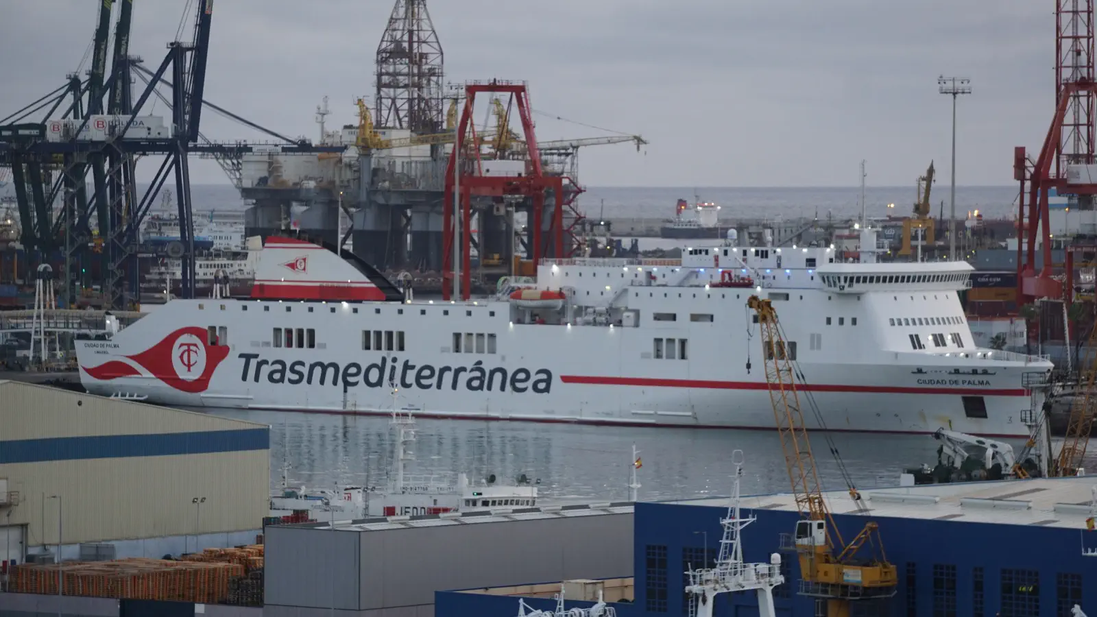 Traghetto Trasmediterranea Ciudad de Palma nel porto di Las Palmas, Gran Canaria.