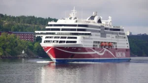 Viking Line Traghetto Viking Grace nell'arcipelago al largo di Stoccolma.