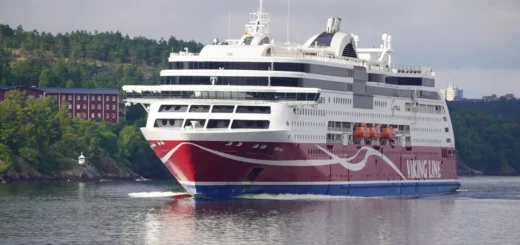Viking Line Traghetto Viking Grace nell'arcipelago al largo di Stoccolma.
