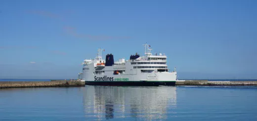Il traghetto Scandlines MS Deutschland lascia il porto di Puttgarden a Fehmarn.