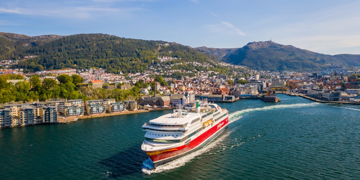 Fjord Line Traghetto La MS Bergensfjord salpa da Hirtshals via Kristiansand e Stavanger a Bergen.